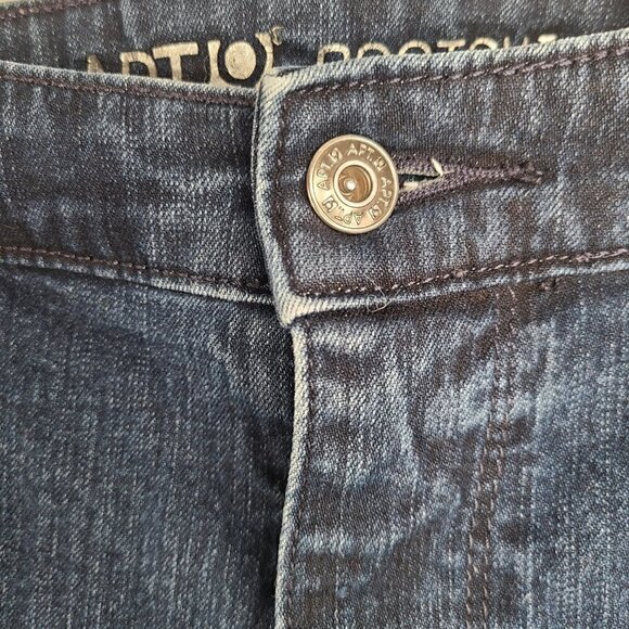 Women's Plus Size Bermuda Stretch Raw Hem Denim Shorts - Picture 4 of 5